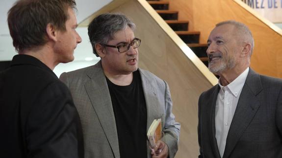 De Prada (c) y Pérez-Reverte (d) conversan con Antonio Álamo. 