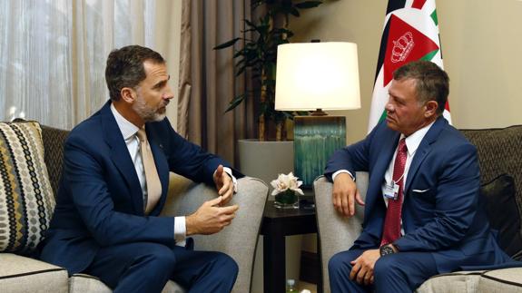 Felipe VI, con el rey Abdalá II de Jordania.