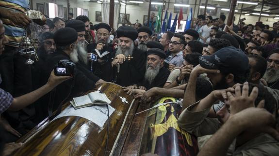 Familiares lloran durante el funeral de las víctimas del atentado.