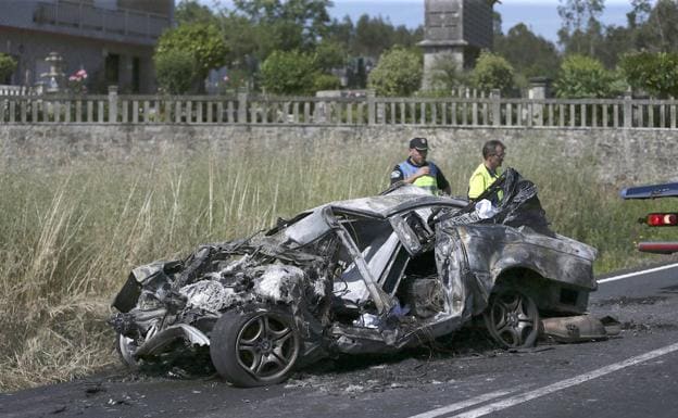 Estado en el que ha quedado un vehículo en un accidente en Rianxo (La Coruña).