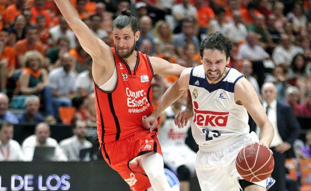 Sergio Llull, en un lance del tercer partido de la final. 