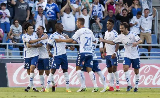 Los jugadores del Tenerife celebran el gol. 