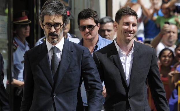 Messi (d), acompañado de su hermano Rodrigo y de su abogado, Cristóbal Martell (i). 