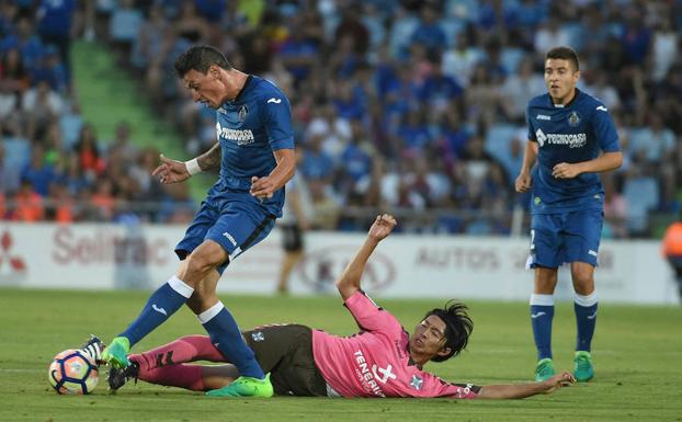 Gorosito pelea un balón con Shibasaki. 