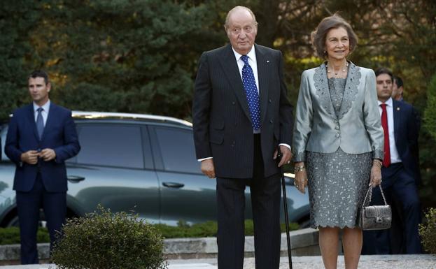 El rey don Juan Carlos junto a la reina doña Sofía en una de sus últimas apariciones públicas.