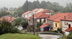 Vista de un barrio de la población de La Hayuela, en el municipio de Udías,           uno de los recurrentes y afectados por la anulación de las Normas Urbanísticas Regionales. / DM