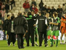 Al final del partido los componentes de la plantilla se abrazaron como muestra de alegría por la clasificación. / M. de las Cuevas
