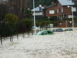 El agua casi ha tapado varios coches en una calle de Castro./ FOTO: MARIO CERRO.