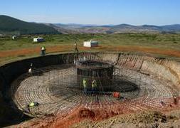 Unos operarios trabajan en la instalación del aerogenerador experimental, en la zona que visitaron ecologistas y arqueólogos. :: J. L. SARDINA