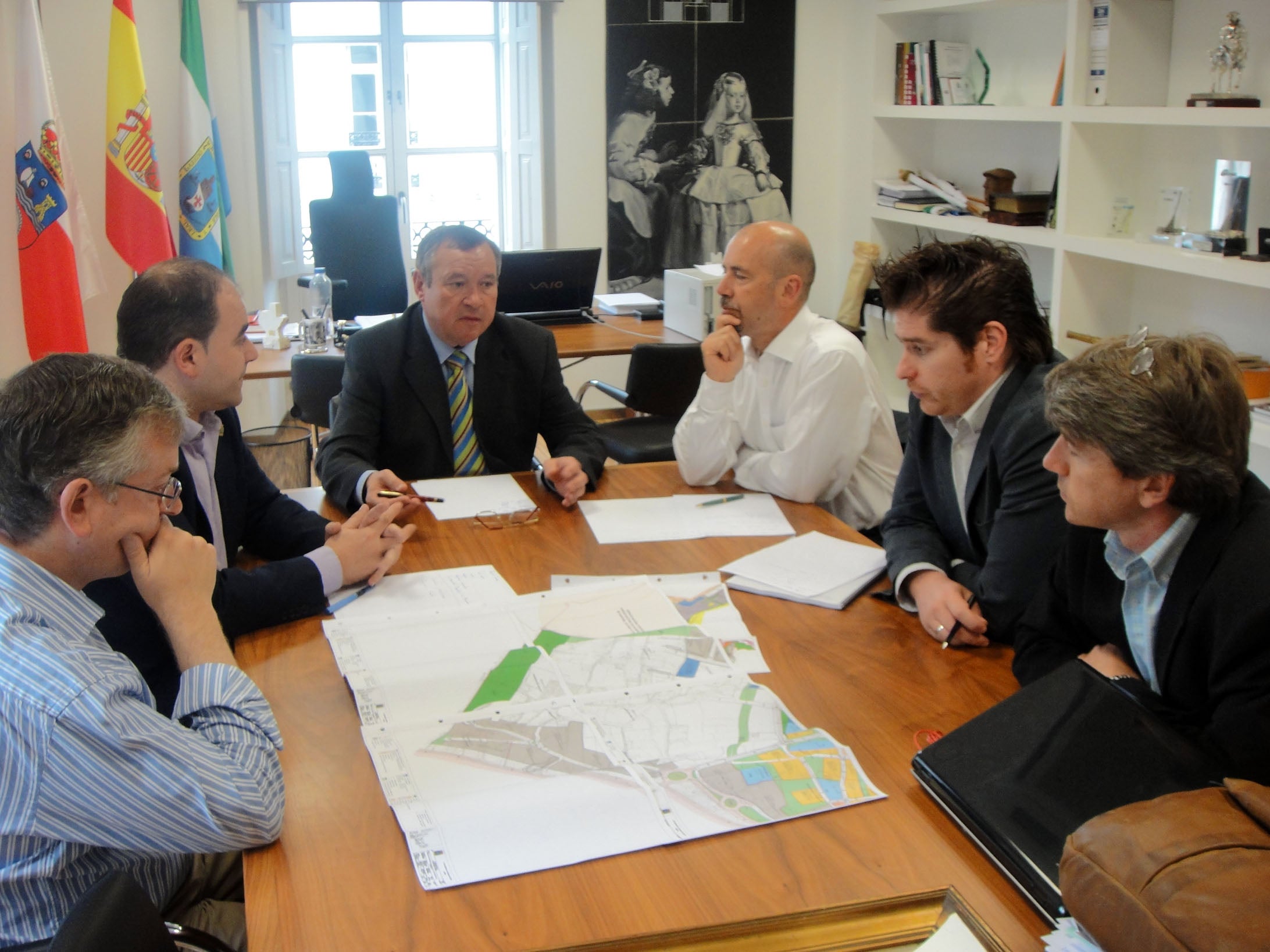 El alcalde se reunió con los redactores del nuevo suelo industrial