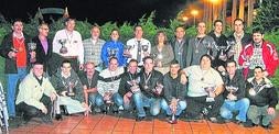 Foto de familia de los premiados en los distintos campeonatos autonómicos de pesca. ::                             DM