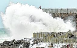 El viento del Sudoeste que sopló ayer en Santander hizo que el mar levantara olas de hasta cuatro metros en la costa. :: ANDRÉS FERNÁNDEZ