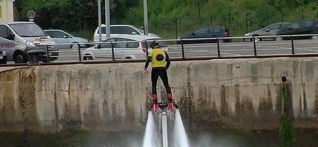 Un hombre vuela sobre la bahía de Santander