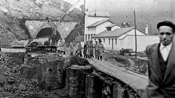 Obras de canalización del río Engaña y del túnel en la boca sur en 1951. 