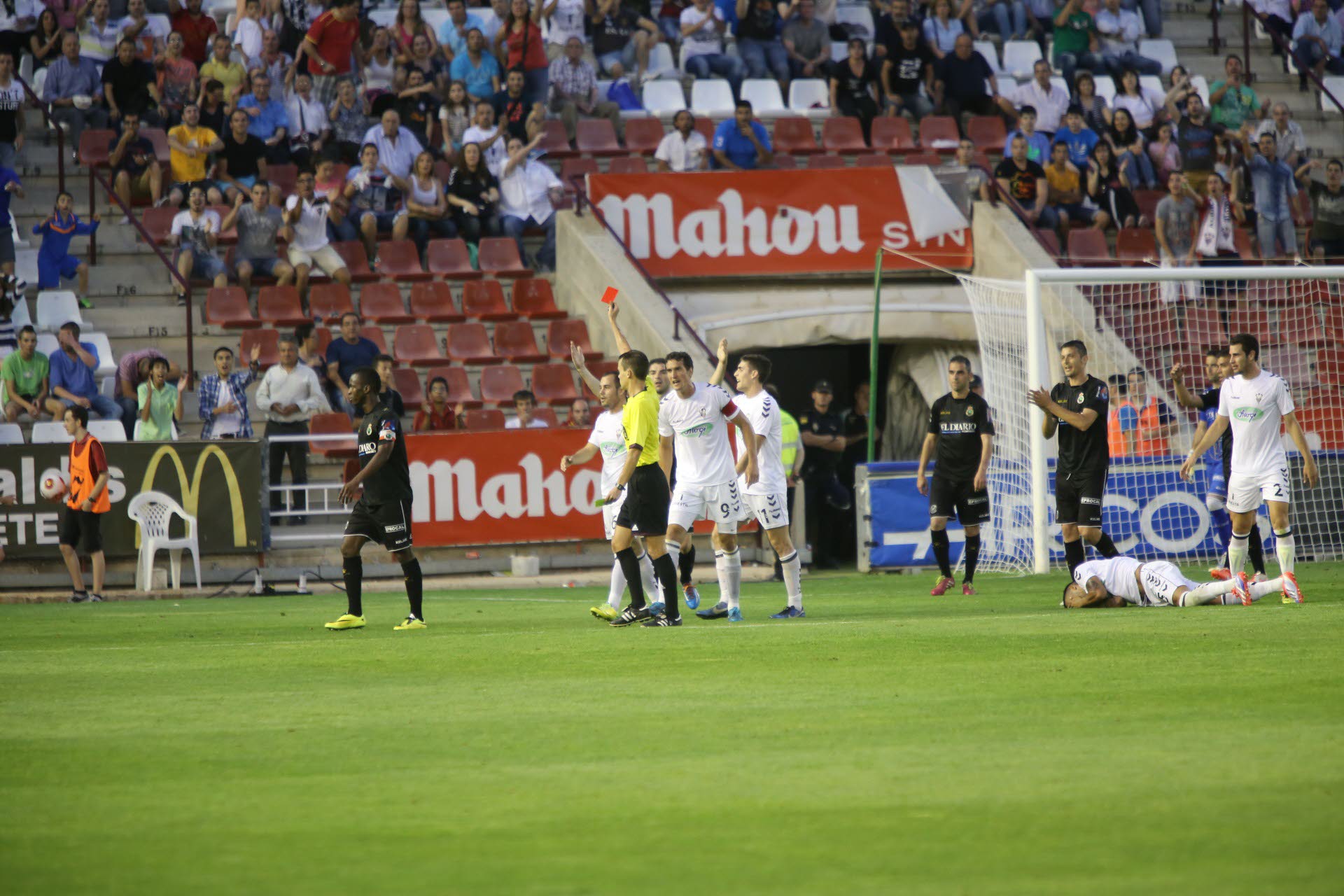 Koné, en el momento de ser expulsado en el Carlos Belmonte. 