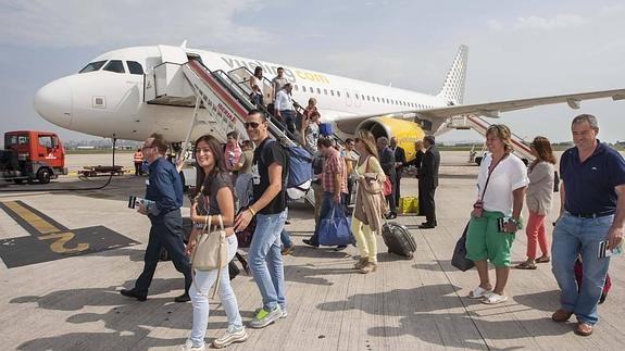 Los primeros pasajeros en llegar a Santander