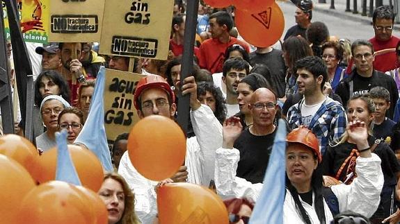 Cientos de ciudadanos han salido a la calle en contra de la fractura hidráulica.