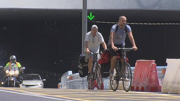 Las bicis quieren pasar por el túnel del Centro Botín