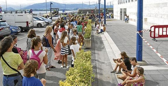 La cola de niños y acompañantes, a las once de la mañana, daba la vuelta al Palacio de Festivales. 