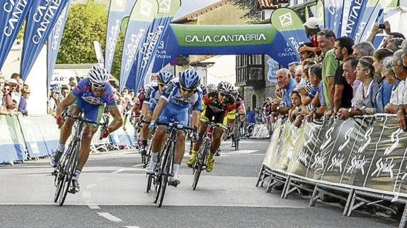 Antonio Angulo gana sobre la línea de meta el Circuito de Escalante