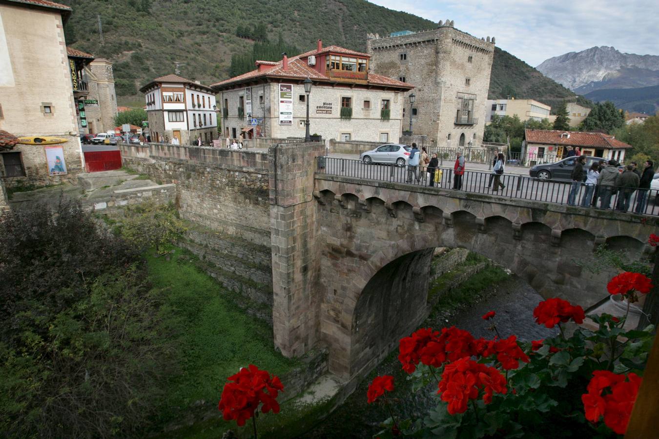 Al fondo, la Torre del Infantado de Potes 