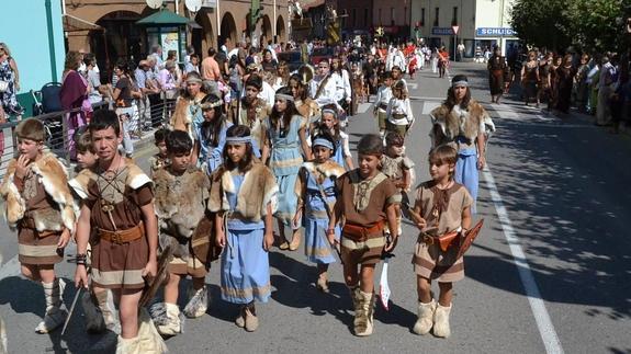 Tribus de cántabros desfilan por el pueblo