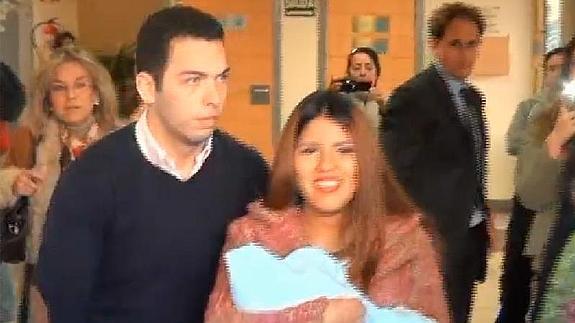 Alberto y Chabelita abandonan el hospital con su hijo recién nacido.