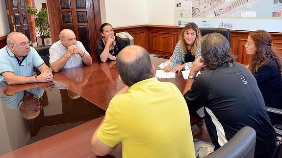 Carmen Ruiz y María Tejerina se reunieron con los vecinos de Tetuán.