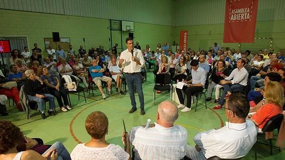 Sánchez, durante su discurso en el IES Villajunco.