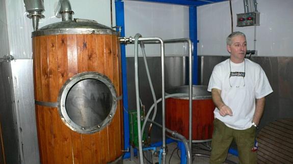 Andrew Thomas Dougall, inglés afincado en Liérganes donde elabora la primera cerveza artesanal de Cantabria