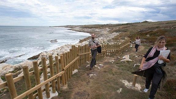 El Ayuntamiento insiste en paralizar las obras del vallado de la senda costera