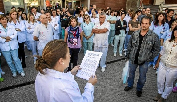 Imagen de la concentración que los trabajadores del hospital celebraron el miércoles al mediodía.  