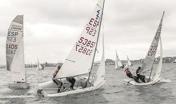 Los barcos participantes en el Circuito Montañés de Vela tomarán hoy y mañana la bahía de Santander. 