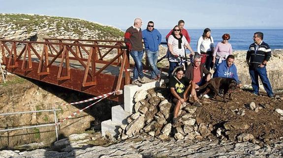 Un retraso en la orden de parar la obra de la senda acaba en disputa con los vecinos