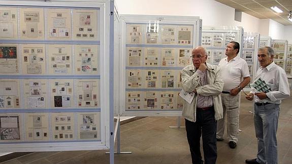 La muestra exhibe 30 colecciones de sellos.