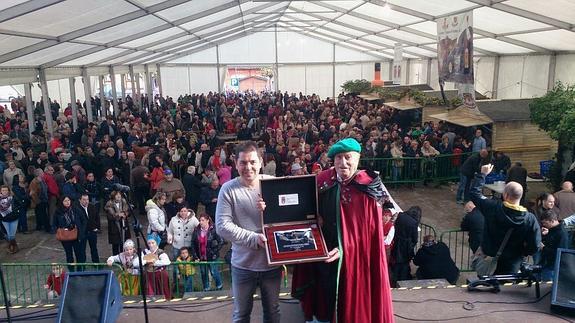 Segundo Cuesta, gerente de la compañía, recibe el premio al mejor orujo de Potes en 2014