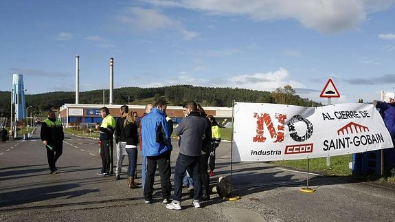 Los trabajadores a la puerta de la fábrica 