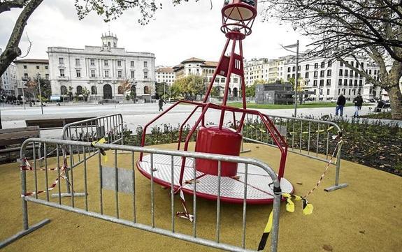 La boya permanece inclinada hacia un lado y vallada para que nadie la use. 