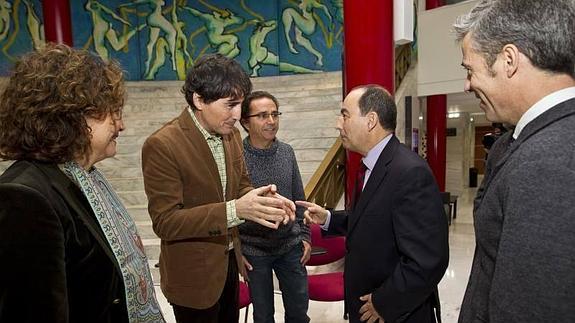 El consejero charla con los ganadores 