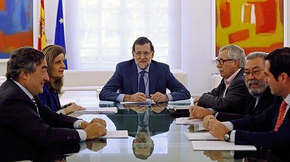 Rajoy pacta una ayuda de seis meses a los parados de larga duración