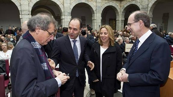 Diego, segundo por la derecha, charla con el presidente del Ateneo, la presidenta de la Asociación de la Prensa y José Antonio Cagigas
