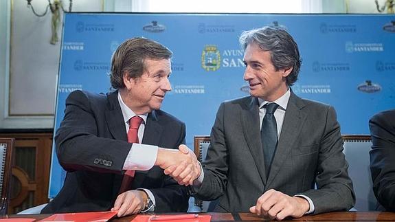 Carlos Hazas e Íñigo de la Serna sellan el acuerdo.