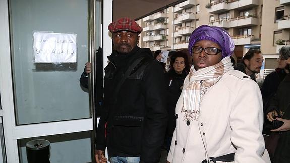 La fiscal da la razón a la pareja camerunesa que lucha para recuperar a su hijo
