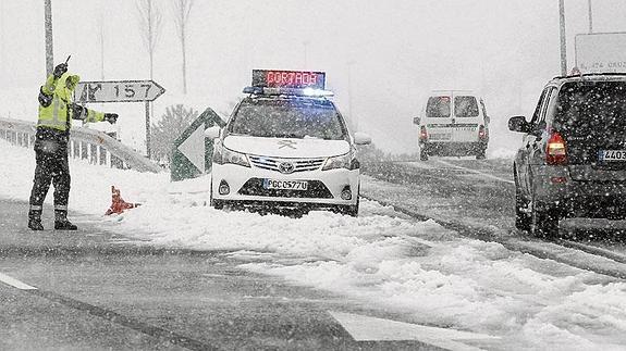 El hielo complica hoy aún más la situación en las carreteras