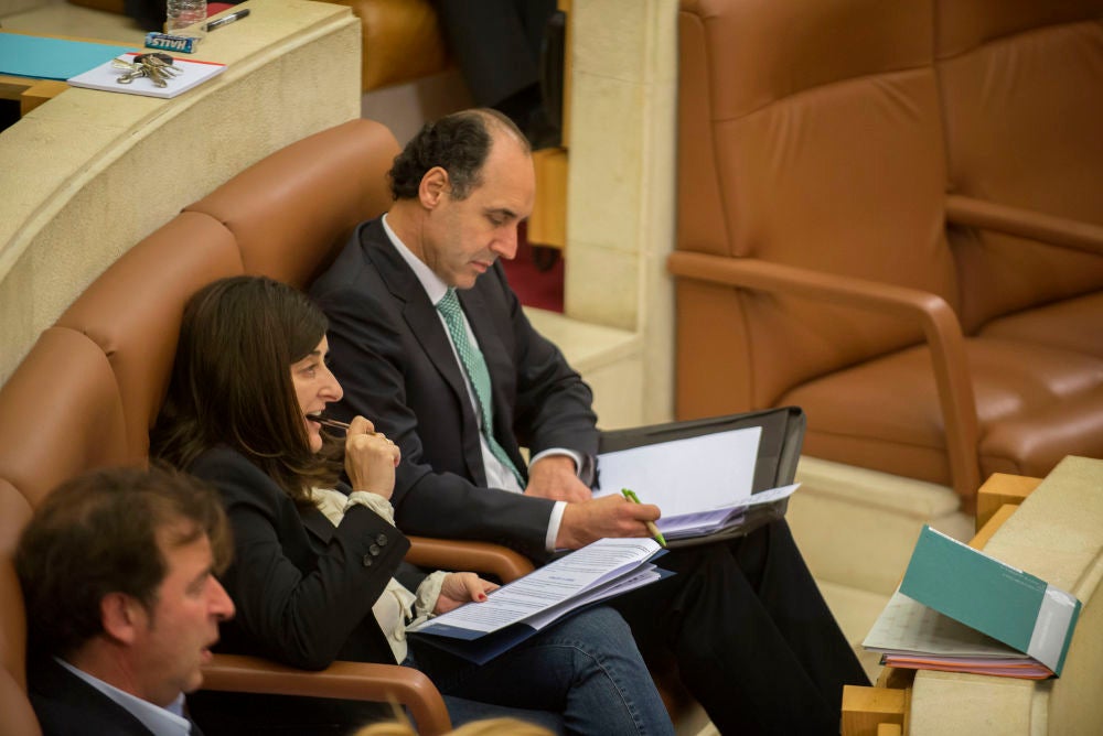 Buruaga y Diego durante el Pleno del Parlamento.