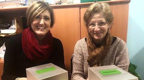 La presidenta de la AECC (derecha) Pilar Saiz, y vicepresidenta, Luisa María Soto