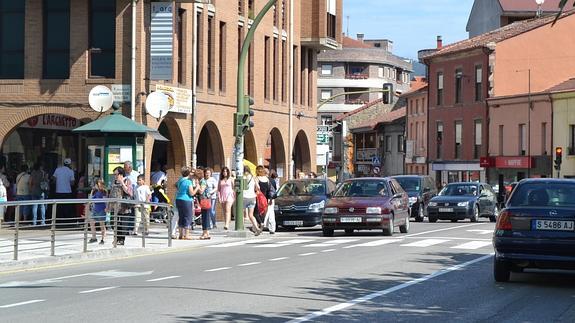 Calle del centro de Los Corrales de Buelna.