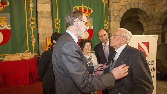 José Antonio Cagigas felicita a Benito Madariaga en presencia de Delia Laguillo y del presidente Ignacio Diego. 
