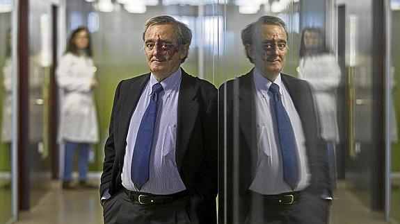 El oncólogo Mariano Barbacid, ayer, en las instalaciones del Instituto de Biomedicina y Biotecnología de Cantabria.
