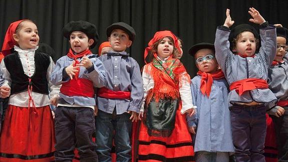 Algunos de los pequeños artistas  lucieron trajes regionales.